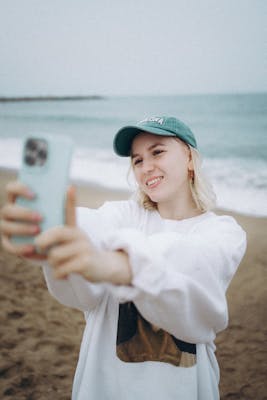 Astrid, 23